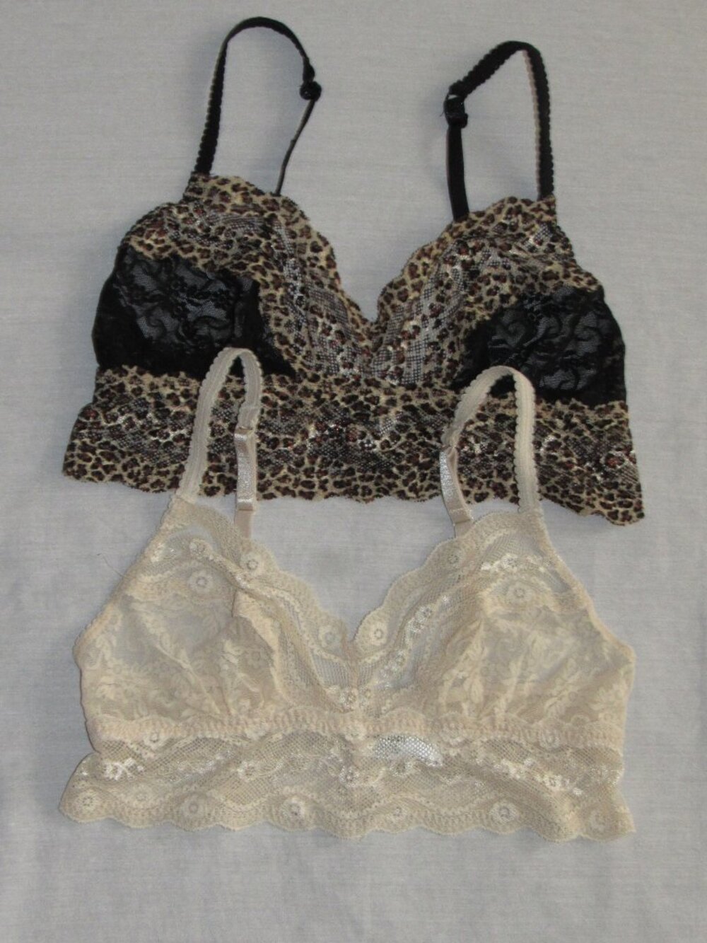 Lot of 2 B Tempt'd by Wacoal #910182 Sheer Lace Pullover Bralette Bras sz M